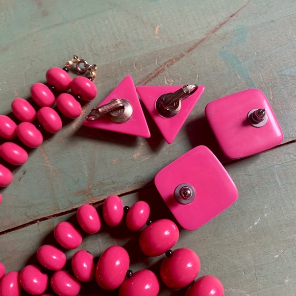 💕 70's Pink Bead Necklace, Pink Square Post & Pink Triangle Clip On Earrings💕 - Picture 7 of 10